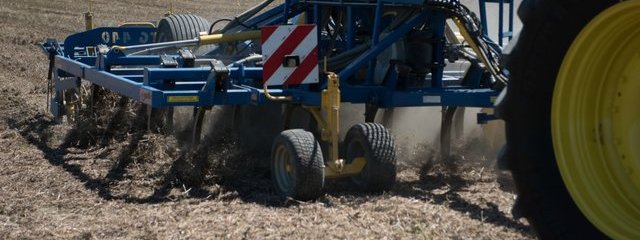 Semis de sarrasin avec le déchameur treffler (16/06/2016)