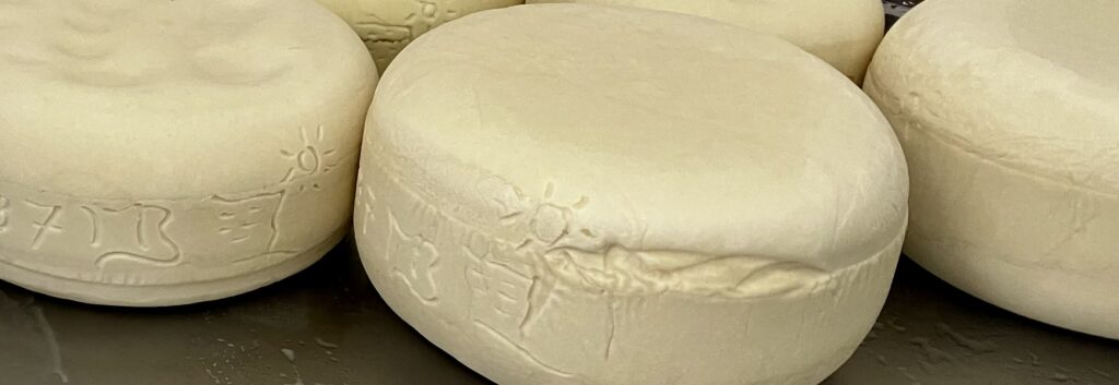 Marquage des tommes de brebis